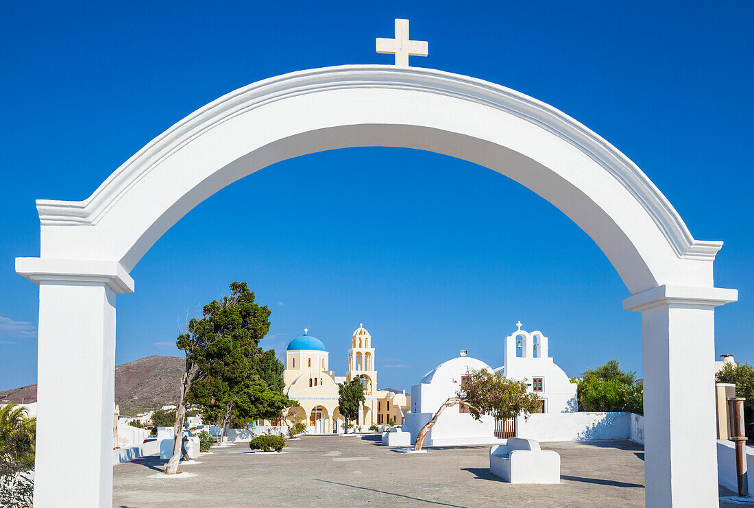 Church of St. George in the village of Oia, Santorini (Thira), Cyclades Islands, Greek Islands, Greece, Europe