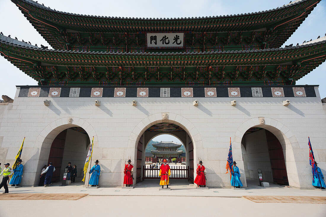 Changing of the guards ceremony, Gyeongbokgung Palace, Seoul, South Korea, Asia