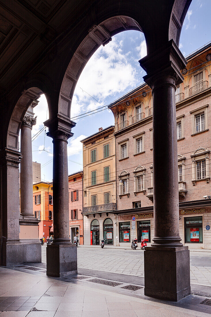 The porticoes of Via Rizzoli, Bologna. UNESCO World Heritage Site, Emilia-Romagna, Italy, Europe