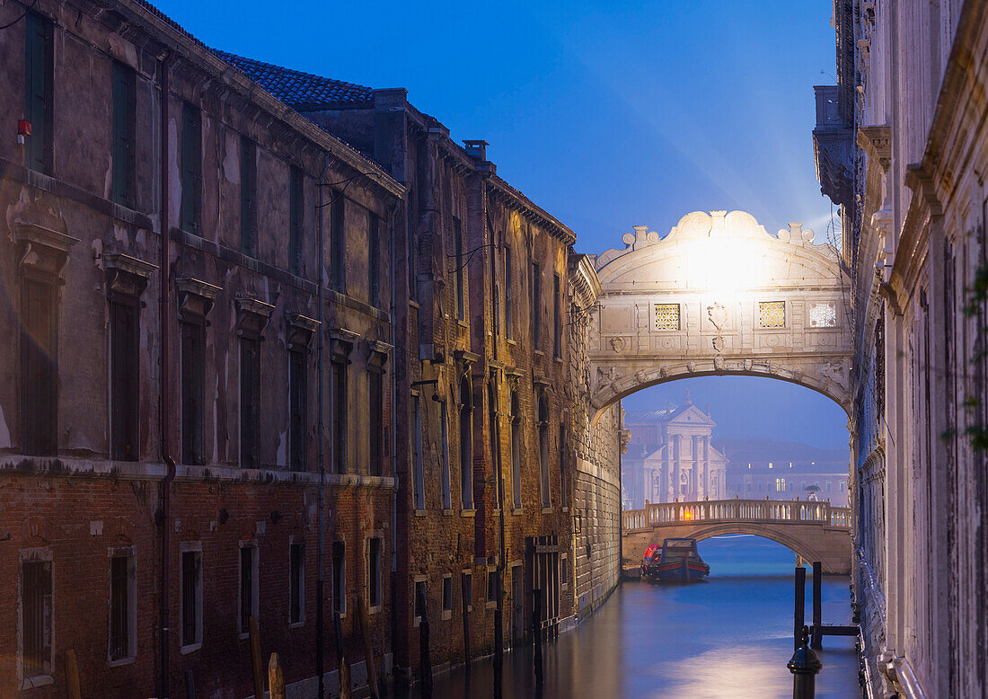 Bridge of Sighs, Doge's Palace, Venice, UNESCO World Heritage Site, Veneto, Italy, Europe