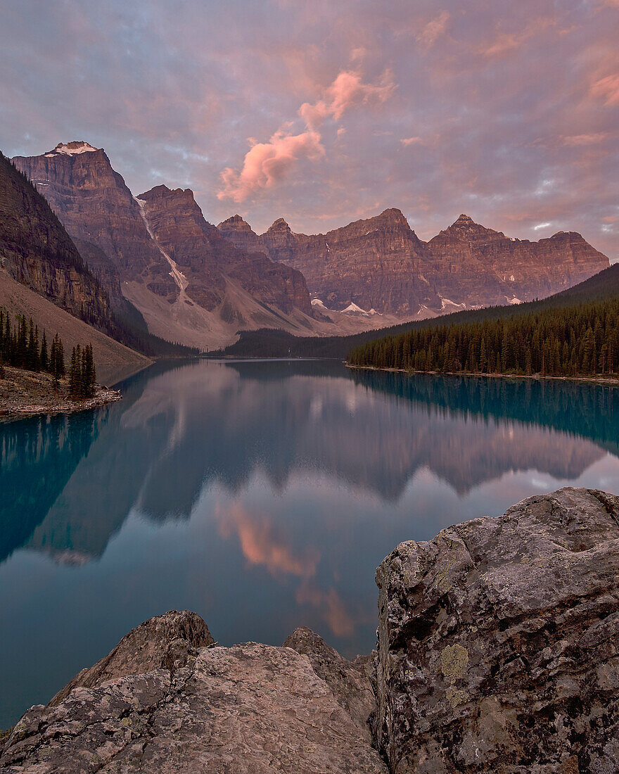 Moraine Lake at sunrise with pink clouds, Banff National Park, UNESCO World Heritage Site, Alberta, Rocky Mountains, Canada, North America