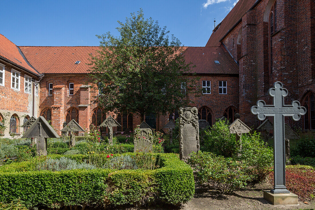 Kloster Ebstorf, Innenhof, Friedhof der Äbtissinen, Kloster gehört zu den sechs Lüneburger Klöstern, Niedersachsen, Deutschland