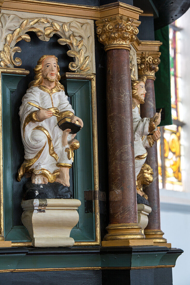 Klosterkirche Kanzel, Kanzel aus dem 17. Jahrhundert, bemalte Holzfiguren der Apostel, Neuenwalde, Niedersachsen, Deutschland