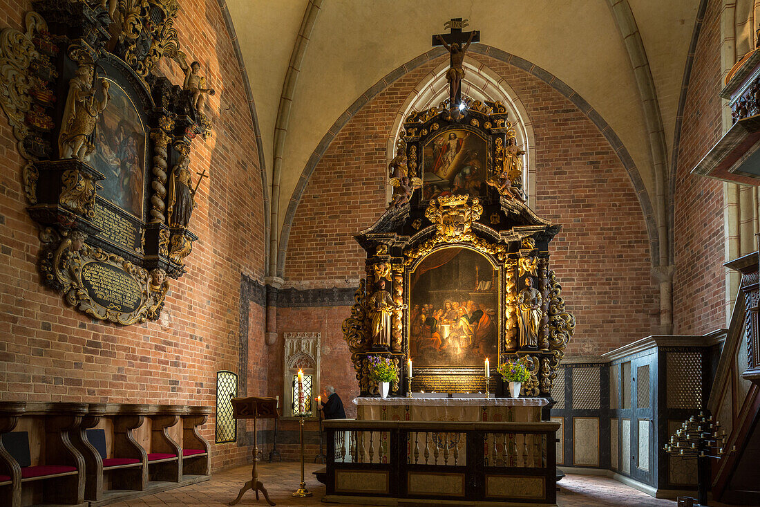 Stift Börstel, Altarraum, Barockaltar, Wandbild mit holzgeschnitzten Heiligenfiguren, Engel, Niedersachsen, Deutschland