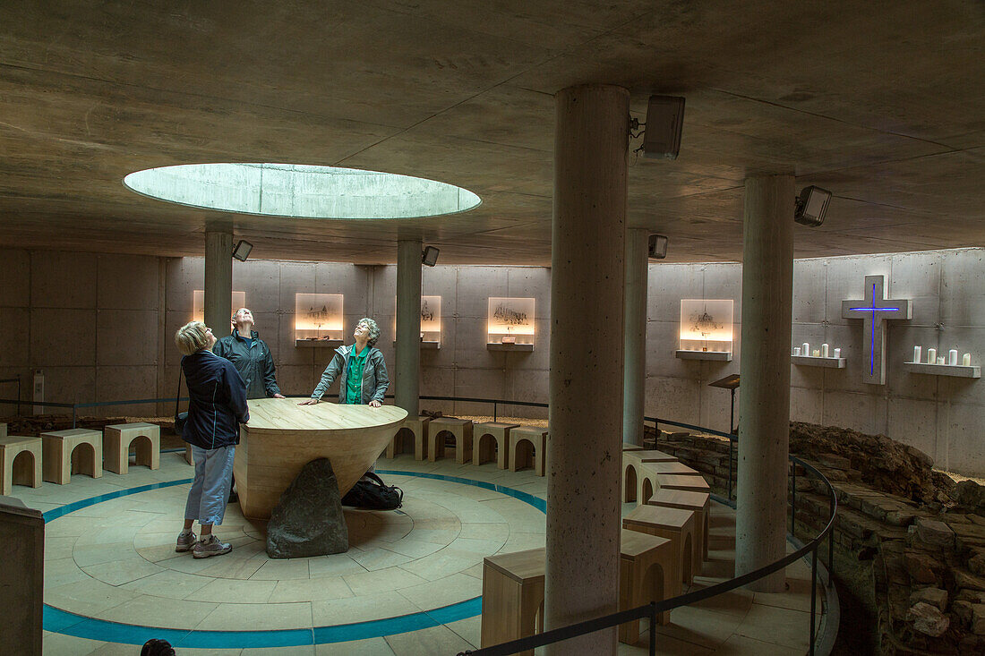Gedenkstätte Kloster Ihlow, der Neue Ihlower Altar im Raum der Spurensuche, unterirdisch, Museum, Niedersachsen, Deutschland