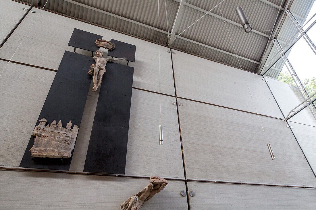 Kloster Frenswegen, aus vier Stahlplatten gebildetes Kreuz, neu erbaute Klosterkapelle, fragmentarische Christusskulptur, Niedersachsen, Deutschland