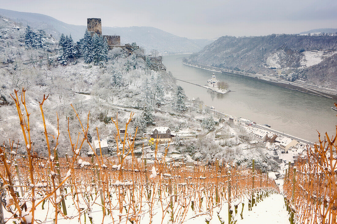 The Rhine River, Pfalz Castle and Gutenfels Castle in winter, Rheinland-Pfalz, Germany, Europe