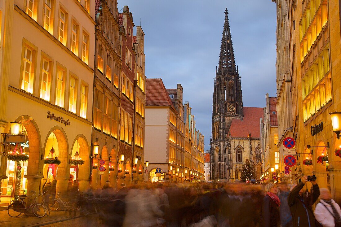 View of St. Lambert's Church and Prinzipalmarkt at Christmas, Munster, North Rhine-Westphalia, Germany, Europe