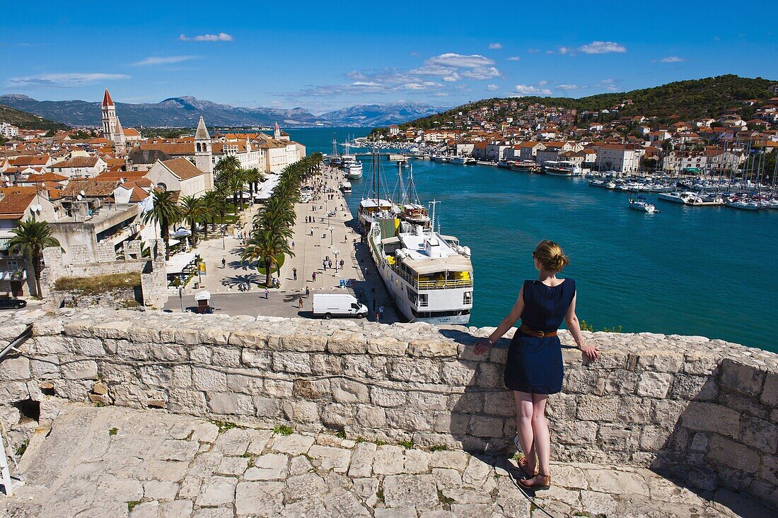 Tourist admiring the view from Kamerlengo Fortress over Trogir waterfront, Trogir, UNESCO World Heritage Site, Dalmatian Coast, Adriatic, Croatia, Europe