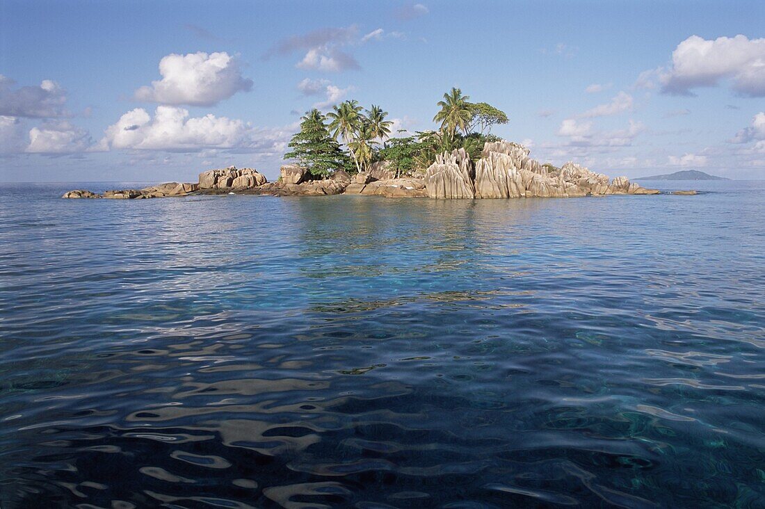 Ilet Saint Pierre (St. Pierre Islet), Anse Volbert, island of Praslin, Seychelles, Indian Ocean, Africa