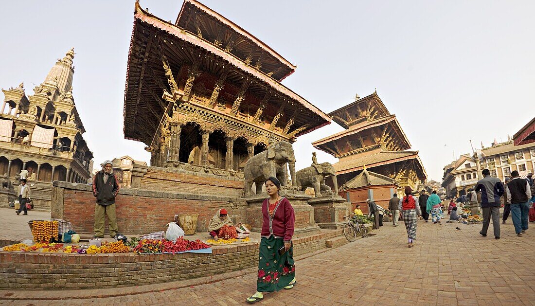 Market stalls set out amongst the temples, Durbar Square, Patan, Kathmandu Valley, UNESCO World Heritage Site, Nepal, Asia