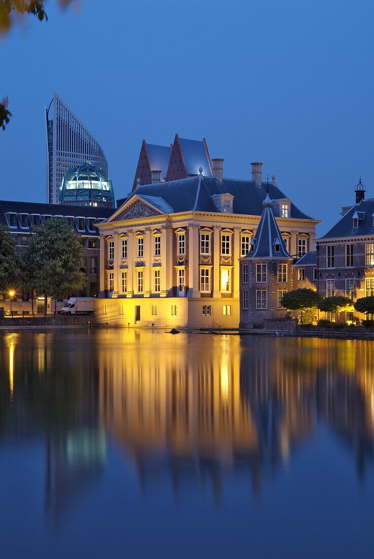Mauritshuis at night, Lake Hof Vijver, Den Haag, The Hague, Holland (The Netherlands), Europe