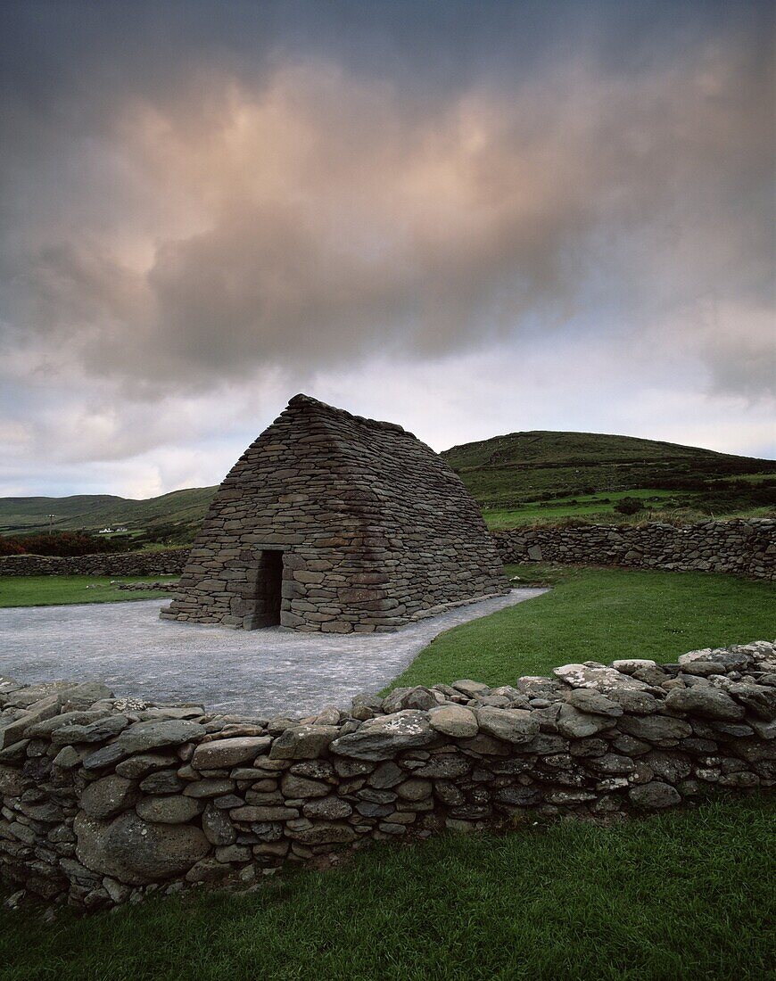 Gallarus Oratory, dry stone church dating from between 6th and 9th centuries, Ballynana, Dingle Peninsula, County Kerry, Munster, Republic of Ireland (Eire), Europe