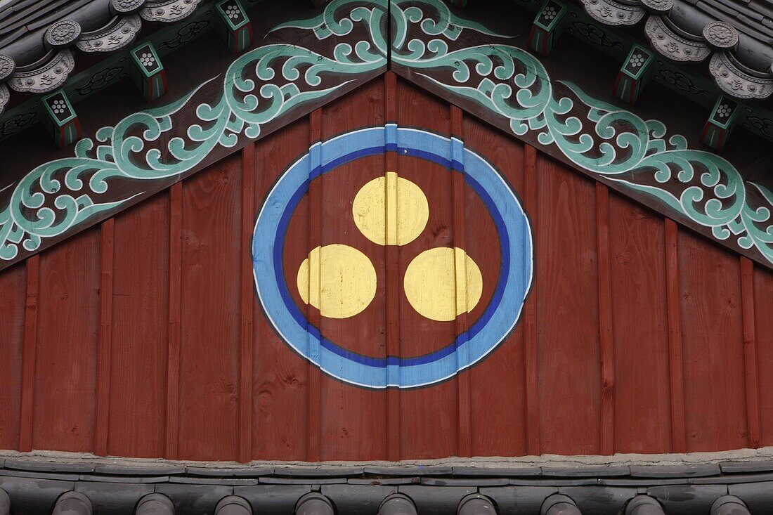 Buddhist symbol of one circle and the three jewels of Buddhism, the Buddha, the Dharma and the Sangha, Seoul, South Korea, Asia