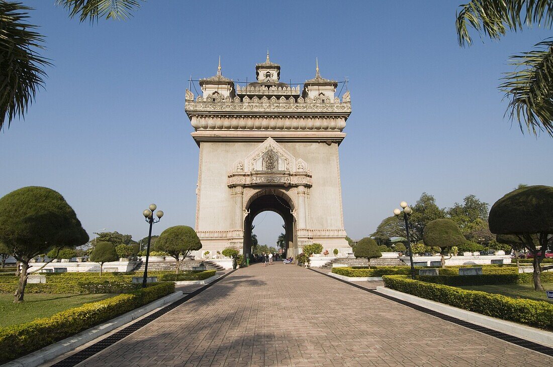 The Patuxai (Victory Gate) on Lan Xang Avenue, Vientiane, Laos, Indochina, Southeast Asia, Asia