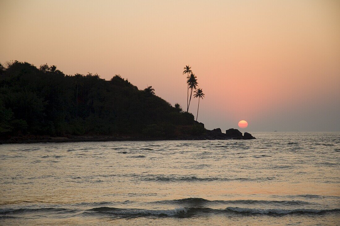 Sunset over the Arabian Sea, Mobor, Goa, India, Asia