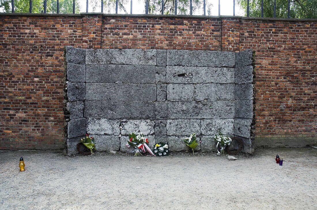 The wall between blocks 10 and 11 where thousands of prisoners were executed by firing squad, Auschwitz concentration camp, UNESCO World Heritage Site, Oswiecim, near Krakow (Cracow), Poland, Europe