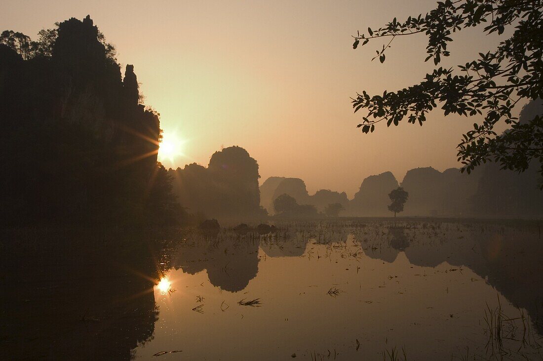 Sunrise, limestone mountain scenery, Tam Coc, Ninh Binh, south of Hanoi, North Vietnam, Southeast Asia, Asia