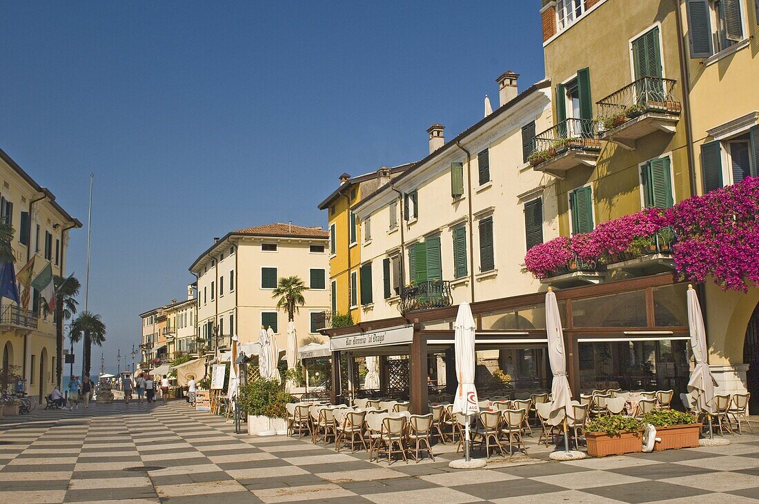 The main square towards the harbour, Lazise, Lake Garda, Veneto, Italy, Europe
