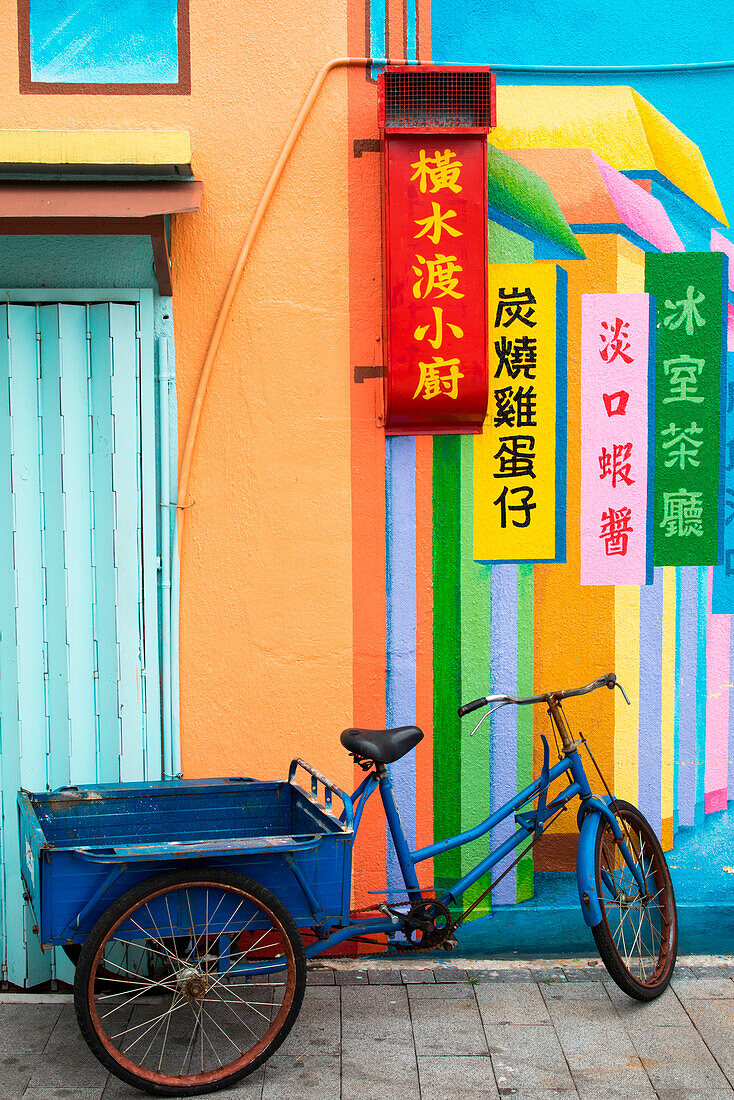 Transport Fahrrad vor bunter Häuserfront, Hongkong, Hong Kong, Asien