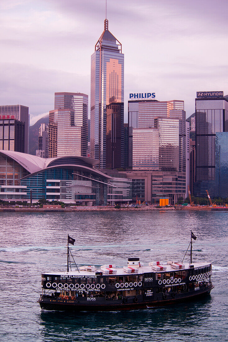 Fähre Star Ferry im Hafen Hong Kong Harbor und Skyline in der Dämmerung, Hong Kong, Hongkong, Asien