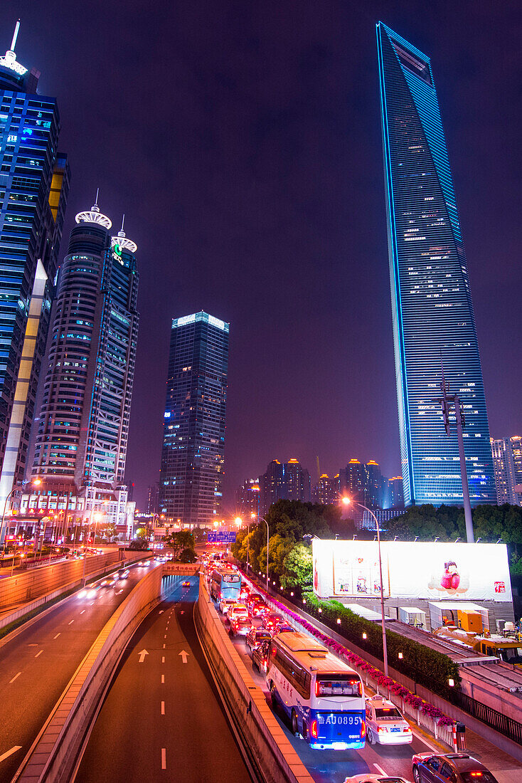 Hochhäuser von Pudong und Straße mit Verkehrsstau bei Nacht, Shanghai, Shanghai, Asien