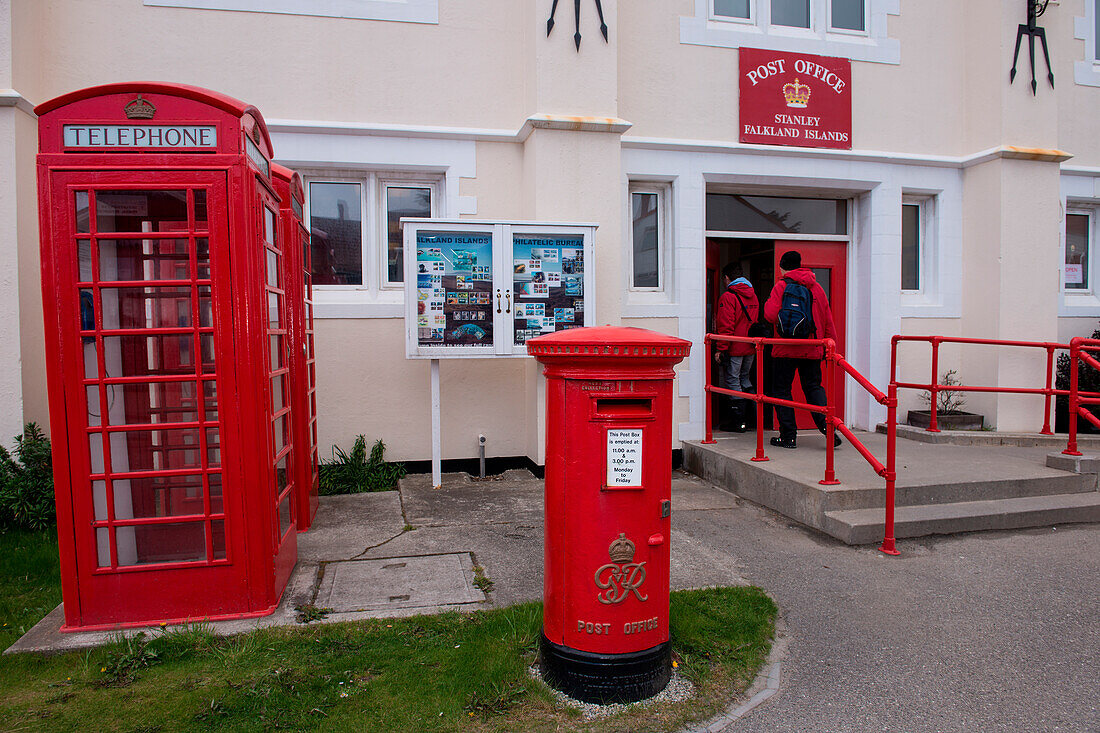 Very British: Rote Telefonzelle und Briefkasten vor Postamt, Stanley, Falklandinseln, Britisches Überseegebiet, Südamerika