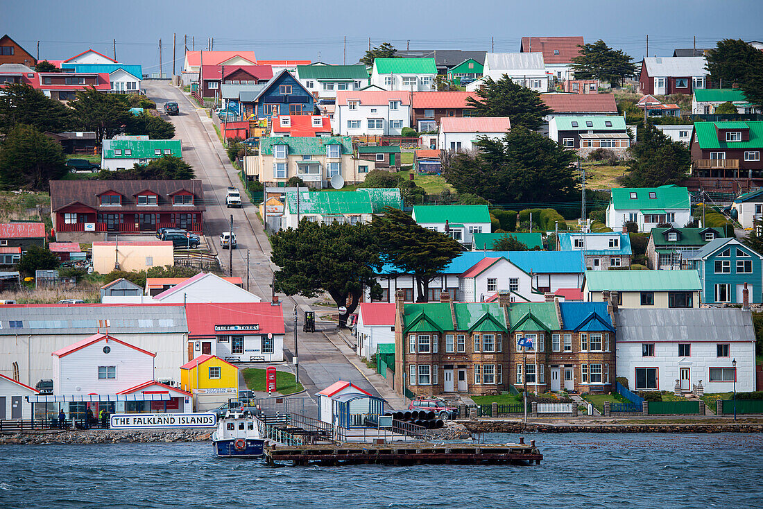 Pier am Hafen und bunte Häuser, Stanley, Falklandinseln, Britisches Überseegebiet, Südamerika