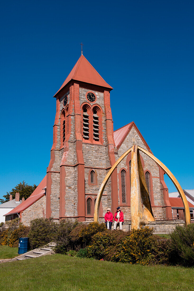 Skulptur aus Walknochen vor Kathedrale Christ Church Cathedral, Stanley, Falklandinseln, Britisches Überseegebiet, Südamerika