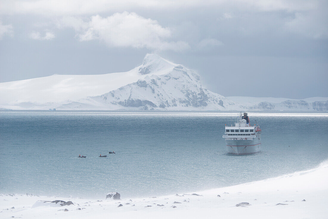 Expeditions-Kreuzfahrtschiff MS Hanseatic (Hapag-Lloyd Kreuzfahrten) in eisiger Landschaft, Halfmoon Island, Südshetland-Inseln, Antarktis
