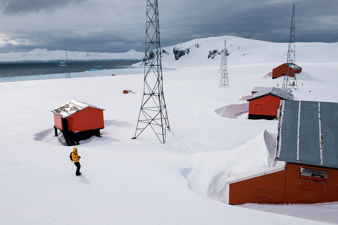 Schneeverwehungen an argentinischer Wetterstation (derzeit nicht bemannt), Halfmoon Island, Südshetland-Inseln, Antarktis