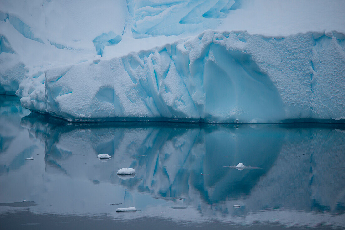 Spiegelung von Eisberg in ruhigen Wasser, Paradise Bay (Paradise Harbor), Danco-Küste, Graham Land, Antarktis