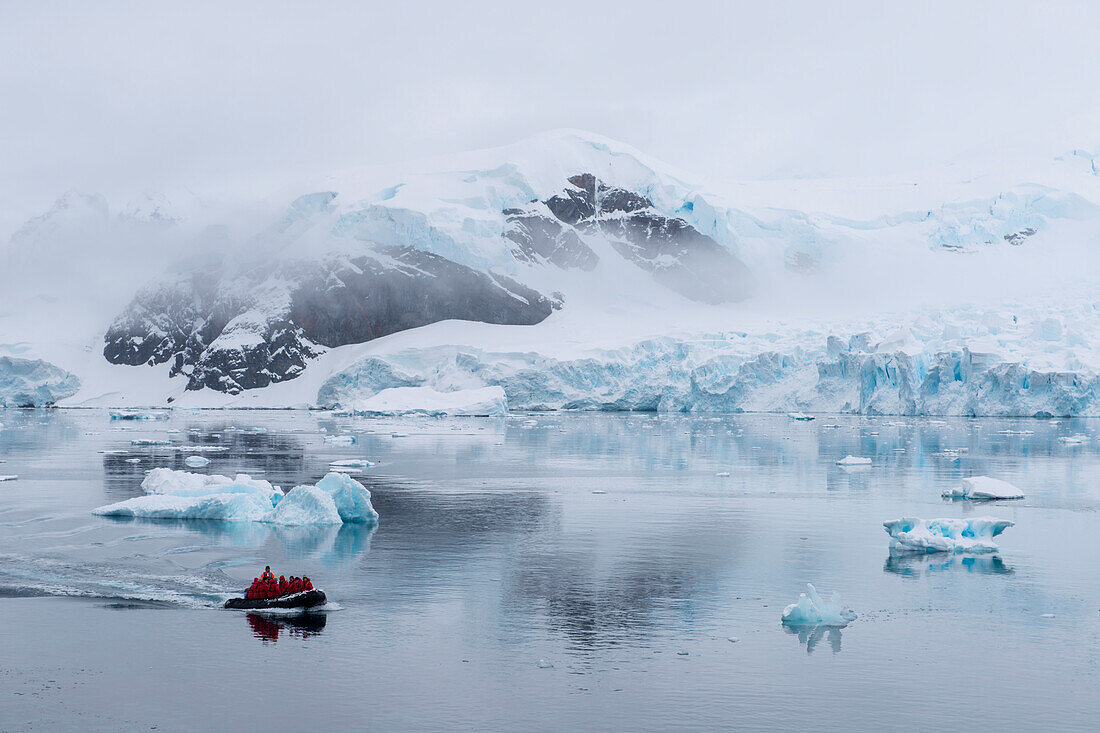 Fahrt entlang Eisschollen mit Zodiac Schlauchboot von Expeditions-Kreuzfahrtschiff MS Hanseatic (Hapag-Lloyd Kreuzfahrten), Paradise Bay (Paradise Harbor), Danco-Küste, Graham Land, Antarktis