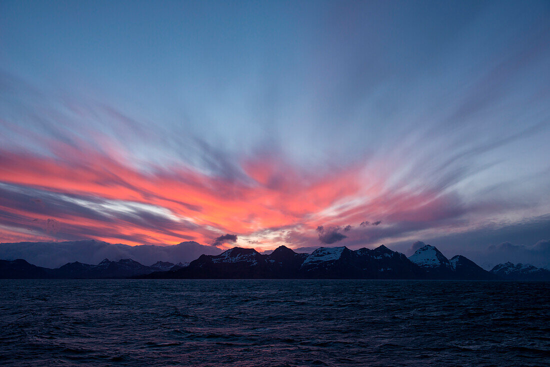 Dramatische Himmelsfärbung hinter Bergen, St. Andrews Bay, Südgeorgien, Antarktis
