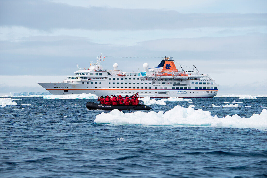 Fahrt entlang Eisschollen mit Zodiac Schlauchboot von Expeditions-Kreuzfahrtschiff MS Hanseatic (Hapag-Lloyd Kreuzfahrten), Weddellmeer, Antarktische Halbinsel, Antarktis