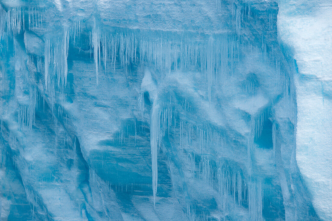 Detail von Eiszapfen an einem blauen Eisberg, Weddell-Meer, Antarktische Halbinsel, Antarktis