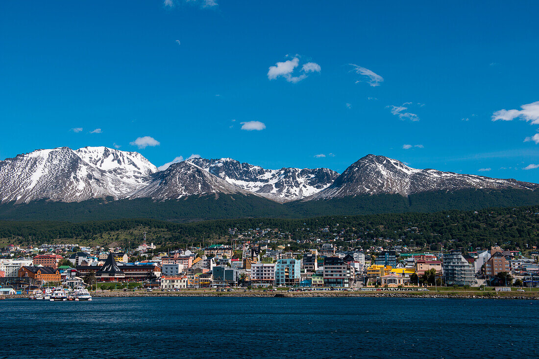 Blick auf Stadt mit schneebedeckten Bergen vom Wasser, Ushuaia, Feuerland, Patagonien, Argentinien, Südamerika
