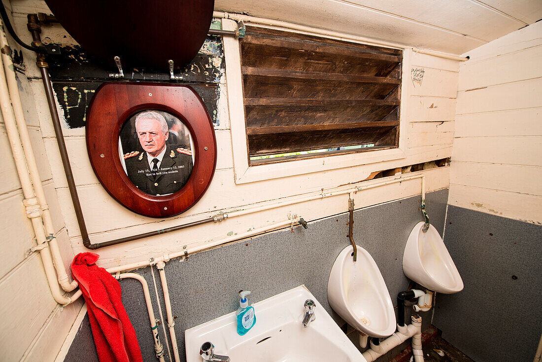 Die Herren-Toilette in der Victory Bar erinnert an die argentinische Invasion die zum Falklandkrieg führte, Stanley, Falklandinseln, Britisches Überseegebiet, Südamerika