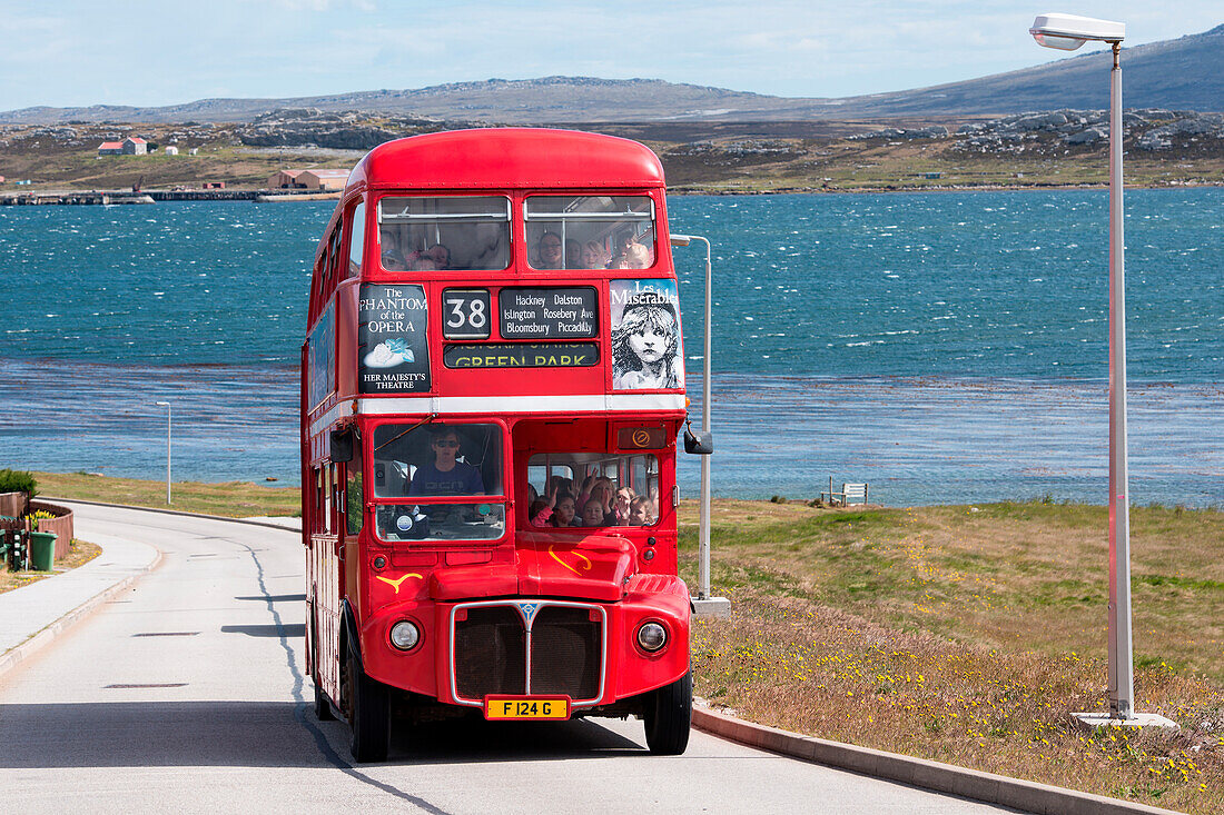 Very British: Traditioneller roter Doppeldecker-Bus, Stanley, Falklandinseln, Britisches Überseegebiet, Südamerika