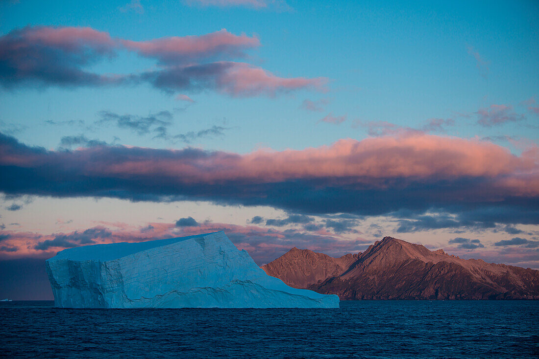 Ein Eisberg an der Einfahrt zum Drygalsky Fjord leuchtet im Abendlicht, Drygalsky Fjord, Südgeorgien, Antarktis