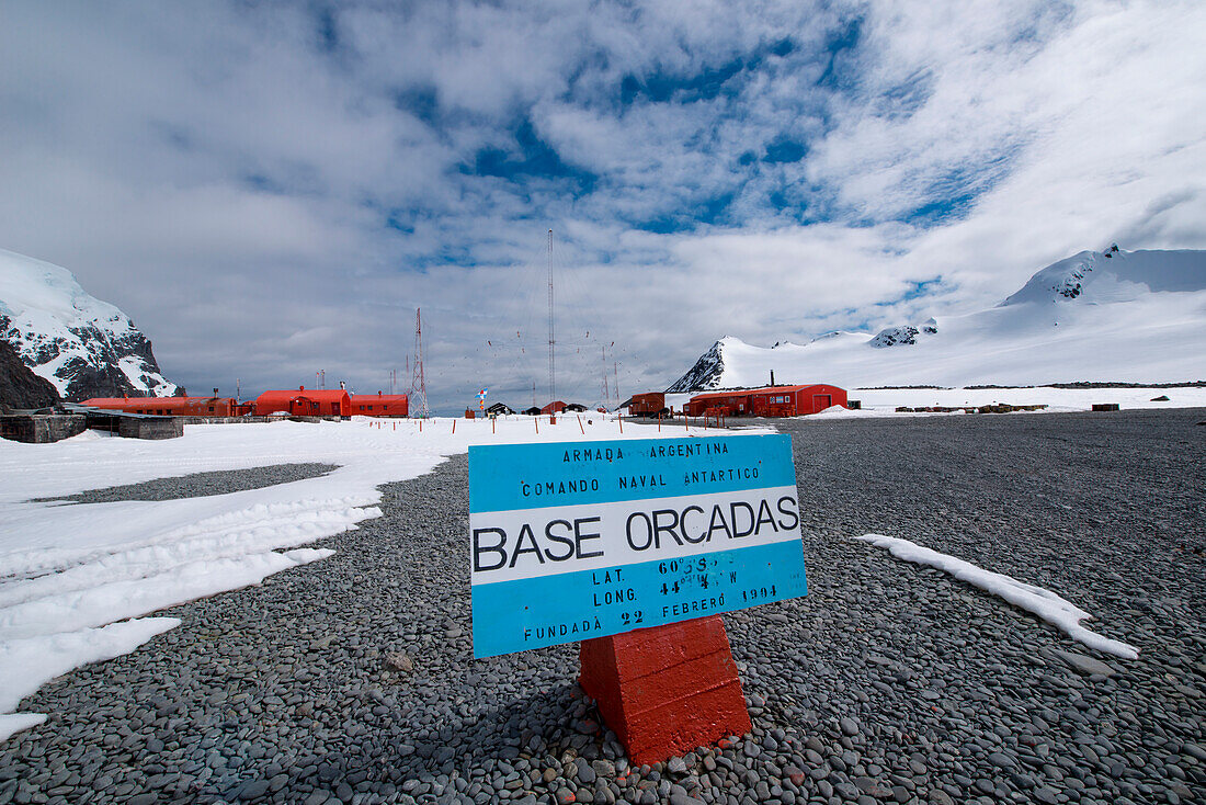 Schild der argentinischen Forschungsstation Base Orcadas, Laurie Island, Südliche Orkneyinseln, Antarktis