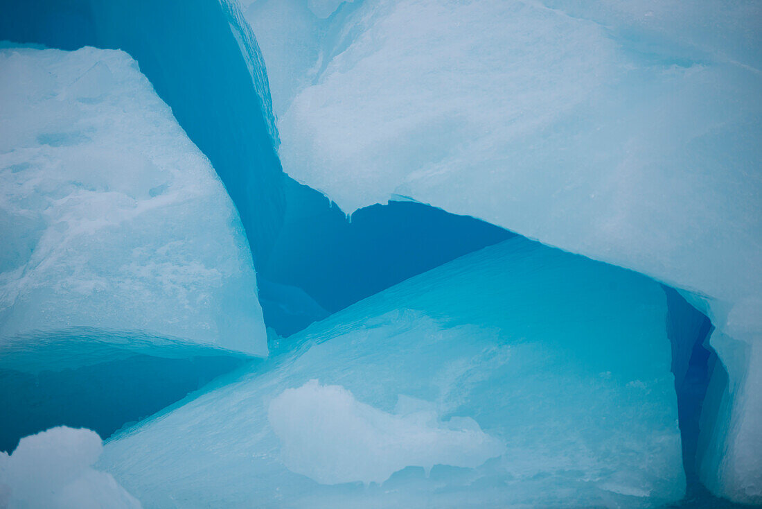 Detail von einem blauen Eisberg, Weddell-Meer, Antarktische Halbinsel, Antarktis