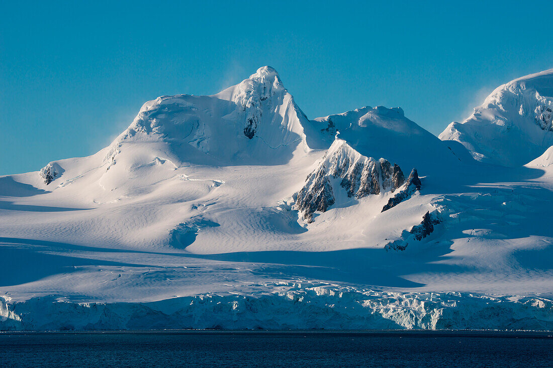 Majestätischer Anblick von schneebedeckten Bergen und Eis, Half Moon Island, Südshetland-Inseln, Antarktis