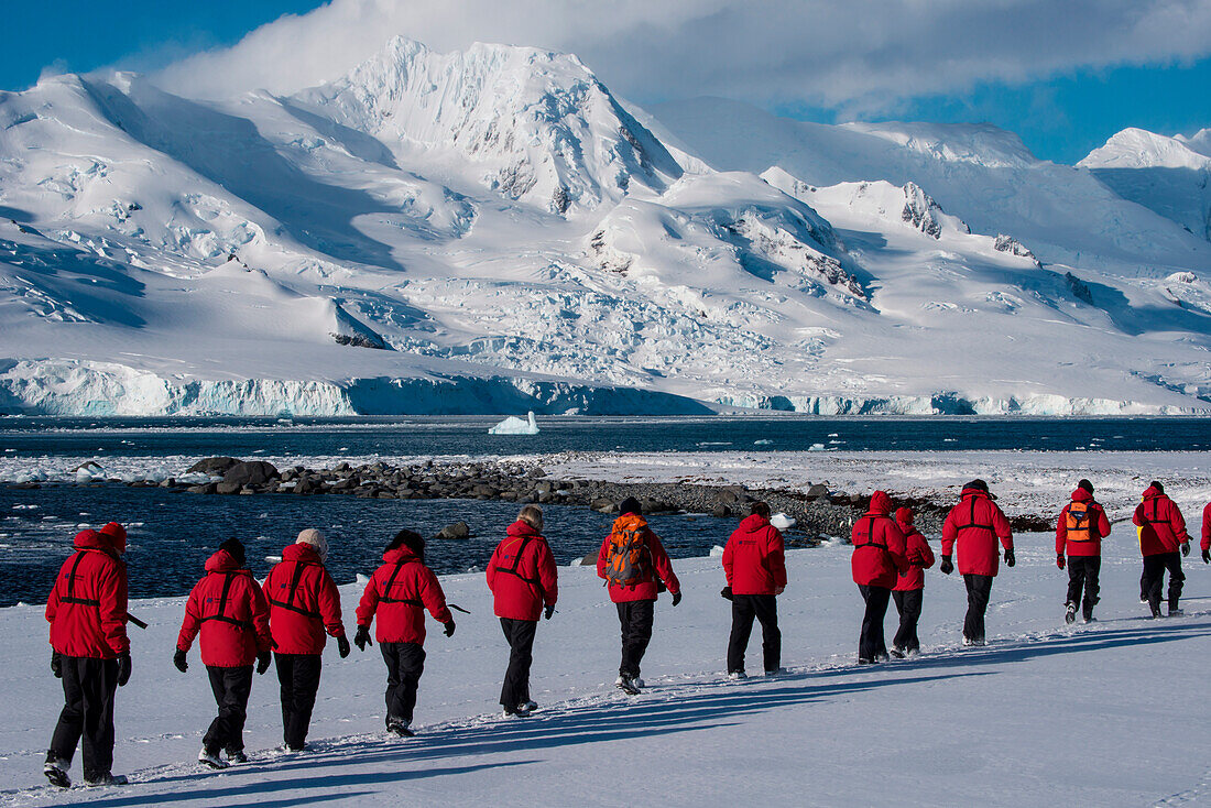 Passagiere von Expeditions-Kreuzfahrtschiff MS Hanseatic (Hapag-Lloyd Kreuzfahrten) trekken von Anlandungspunkt am Strand zur argentinischen Forschungsstation Camara, Half Moon Island, Südshetland-Inseln, Antarktis