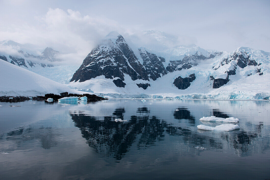 Spiegelung von majestätischer Landschaft mit Bergen und See, Paradise Bay (Paradise Harbor), Danco-Küste, Grahamland, Antarktis