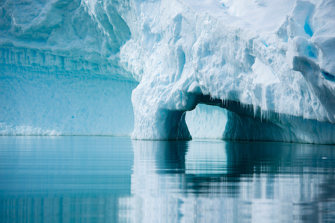 Spiegelung von majestätischer Landschaft mit Eis und Wasser, Paradise Bay (Paradise Harbor), Danco-Küste, Grahamland, Antarktis