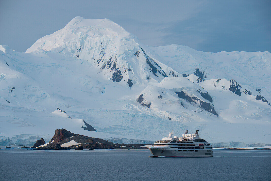 Expeditions-Kreuzfahrtschiff Le Soleal (Compagnie du Ponant) vor schneebedeckten Bergen, Half Moon Island, Südshetland-Inseln, Antarktis