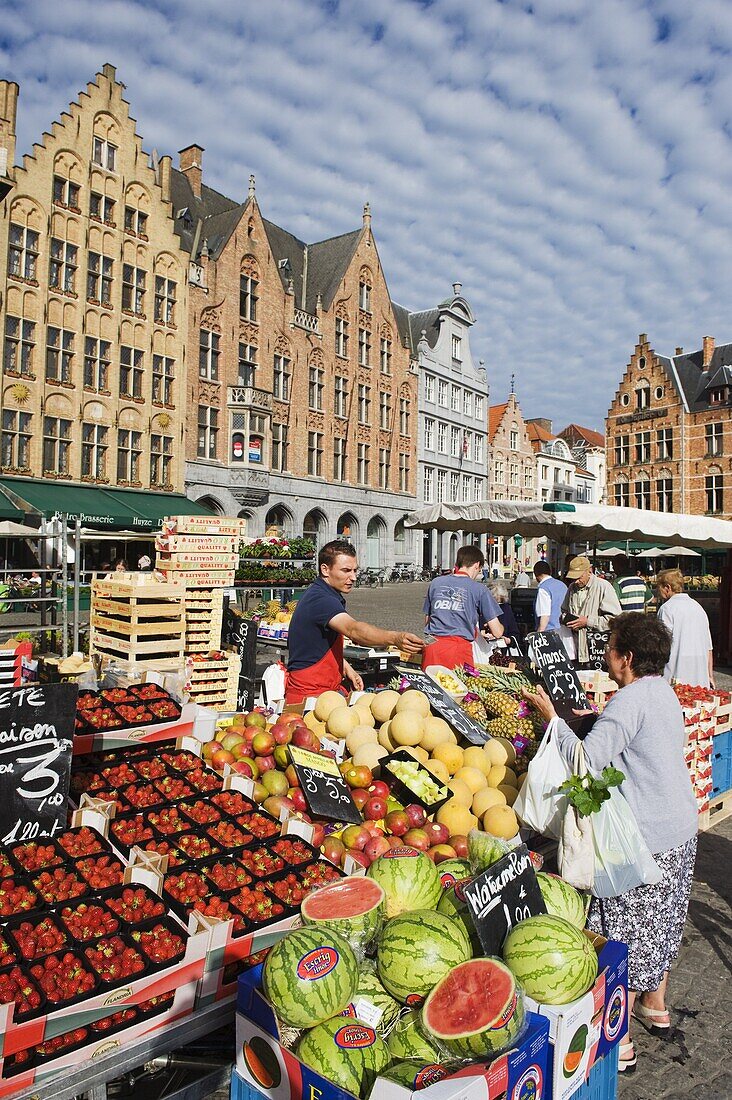 Market in market square, Old Town, UNESCO World Heritage Site, Bruges, Flanders, Belgium, Europe