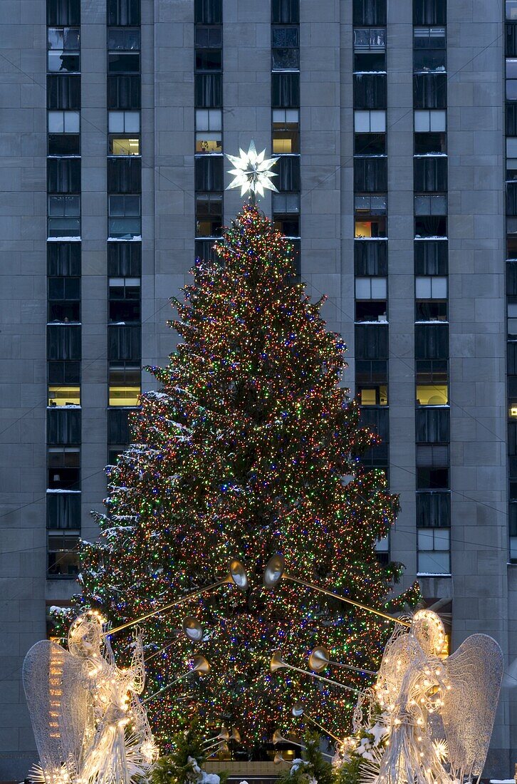 'The Christmas tree and decorations in Rockefeller Center,  New York City, New York State, United States of America, North America'10;'