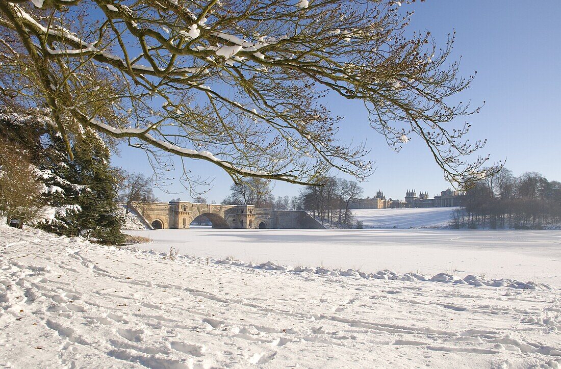 The lake and bridge at Blenheim Palace after a snow storm, Oxfordshire, England, United Kingdom, Europe
